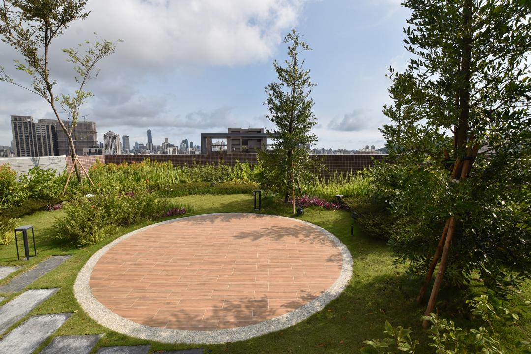 屋頂空中花園綠美化，建築設計時即需強化結構與承載，且加強隔熱、防水施工，節能減碳與綠美化之餘，更需考慮頂樓住戶的居住舒適與安新感受。