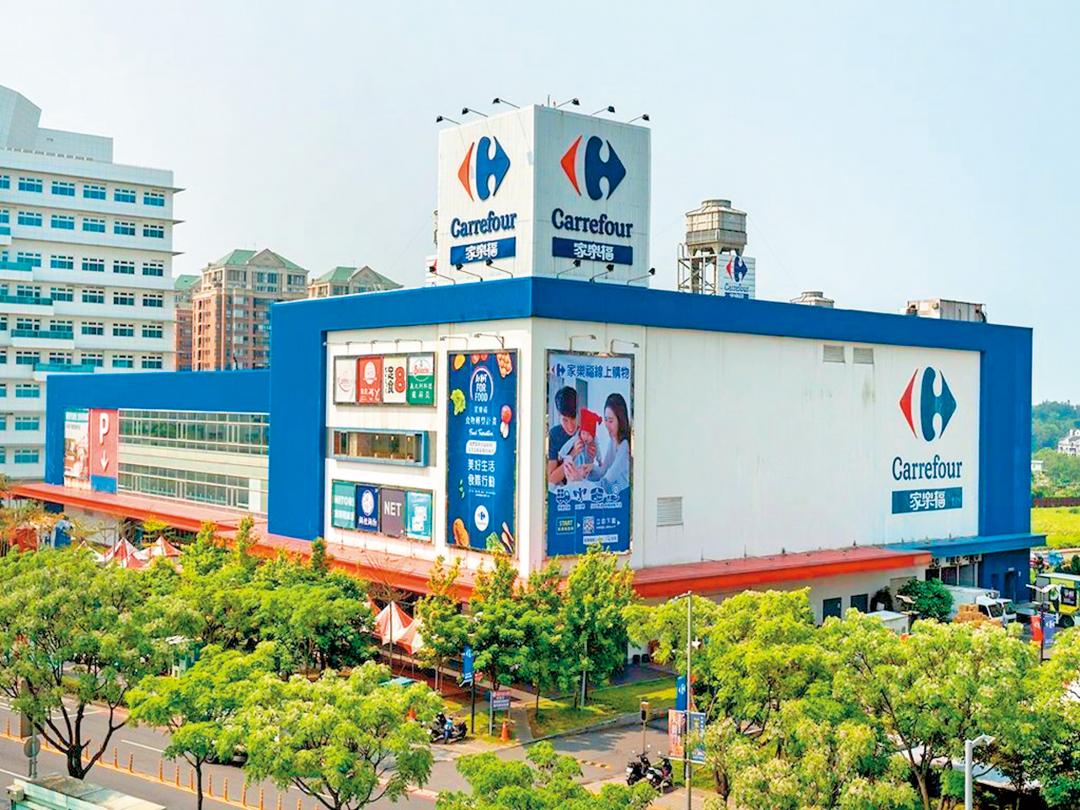 家樂福淡新店周邊有多個賣場，提供民眾日常所需。