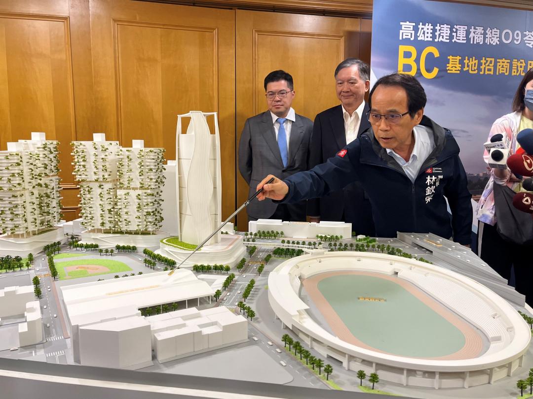 高雄市副市長林欽榮強調，O9位於苓雅區門戶，一站連結衛武營O10站未來串連捷運Y18站，具備商圈核心地段優勢，站區周圍房市將更具發展機會。(圖:高市府捷運局提供)