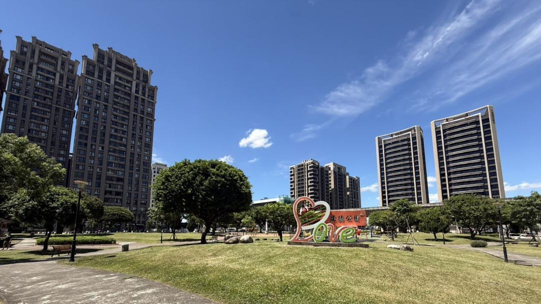 全國住宅大樓含車位的中位數房價為1378萬元，比起新青安上路前一季多出178萬元。(信義房屋提供)