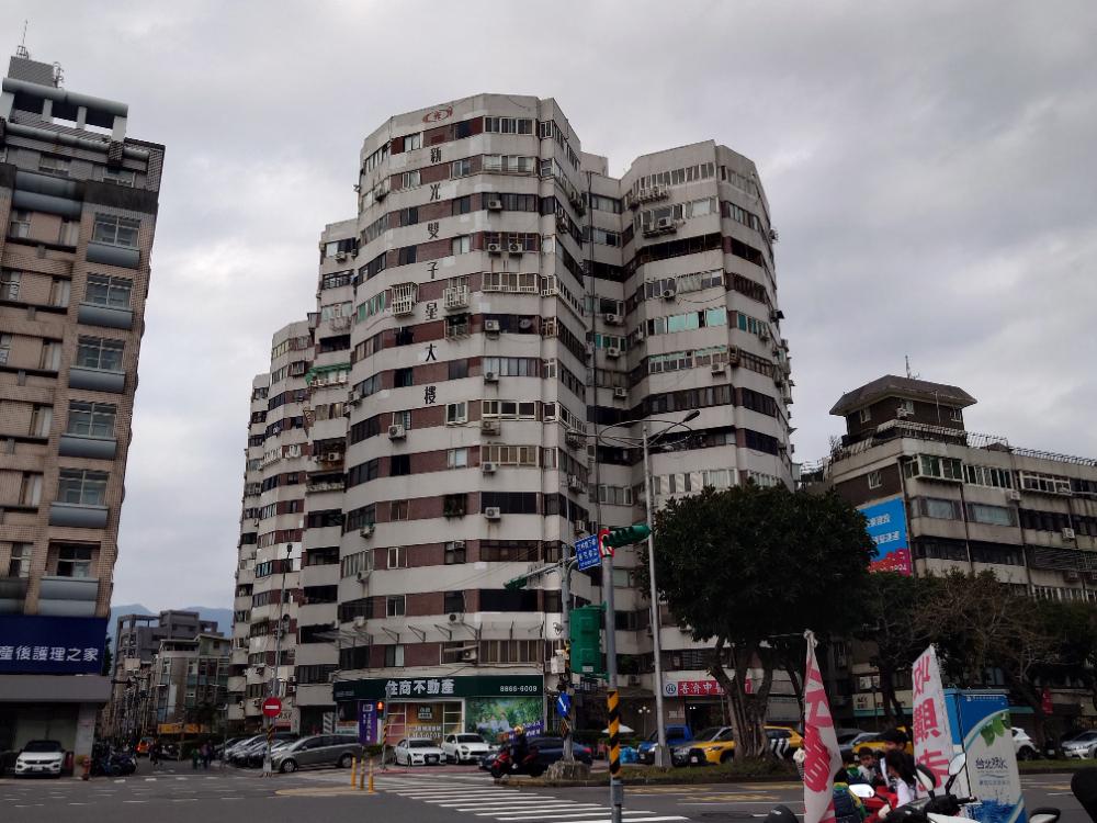 北市「雙子星大樓」社區現況外觀照片。（北市都發局提供）