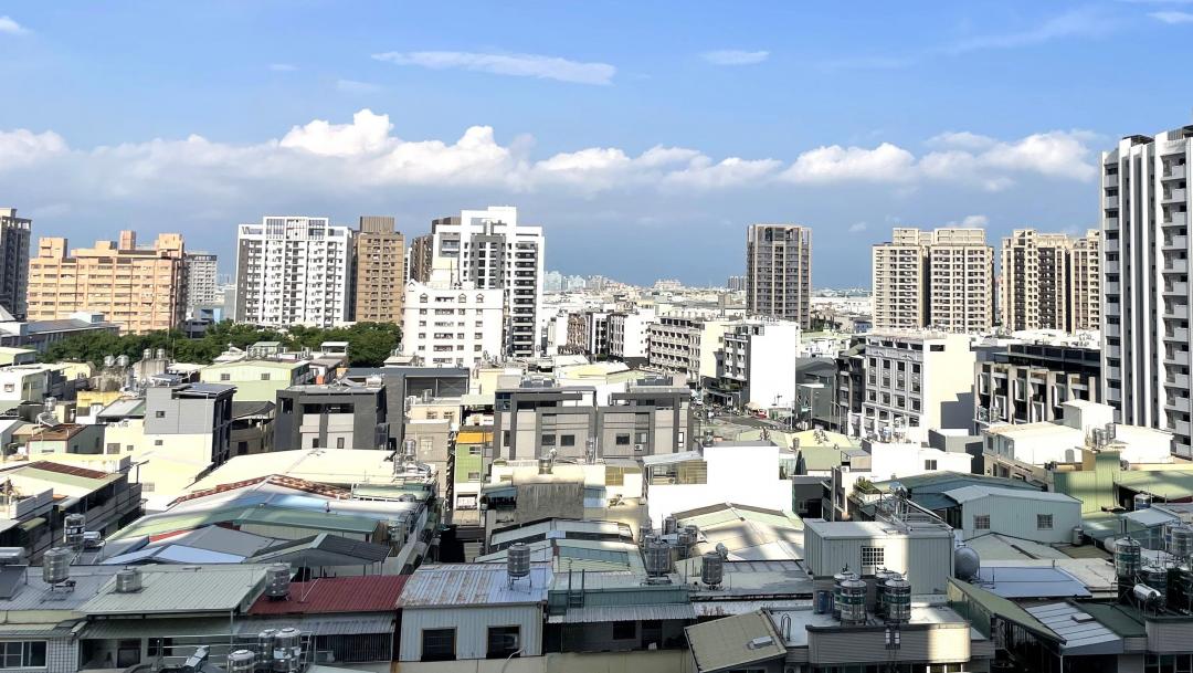稅務專家提醒，自住房地交易400萬元免稅優惠之規定，係為保障自住需求，而「自住」房地的判斷，是以「房地客觀使用狀態」為判斷標準，且必需實際居住才符合「自住」房地的規定。