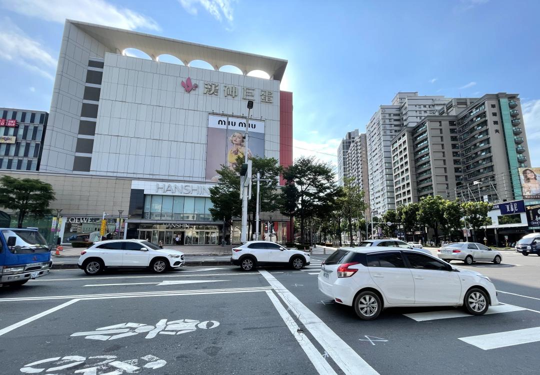 生活圈連通漢神巨蛋百貨商圈約15分鐘車程。