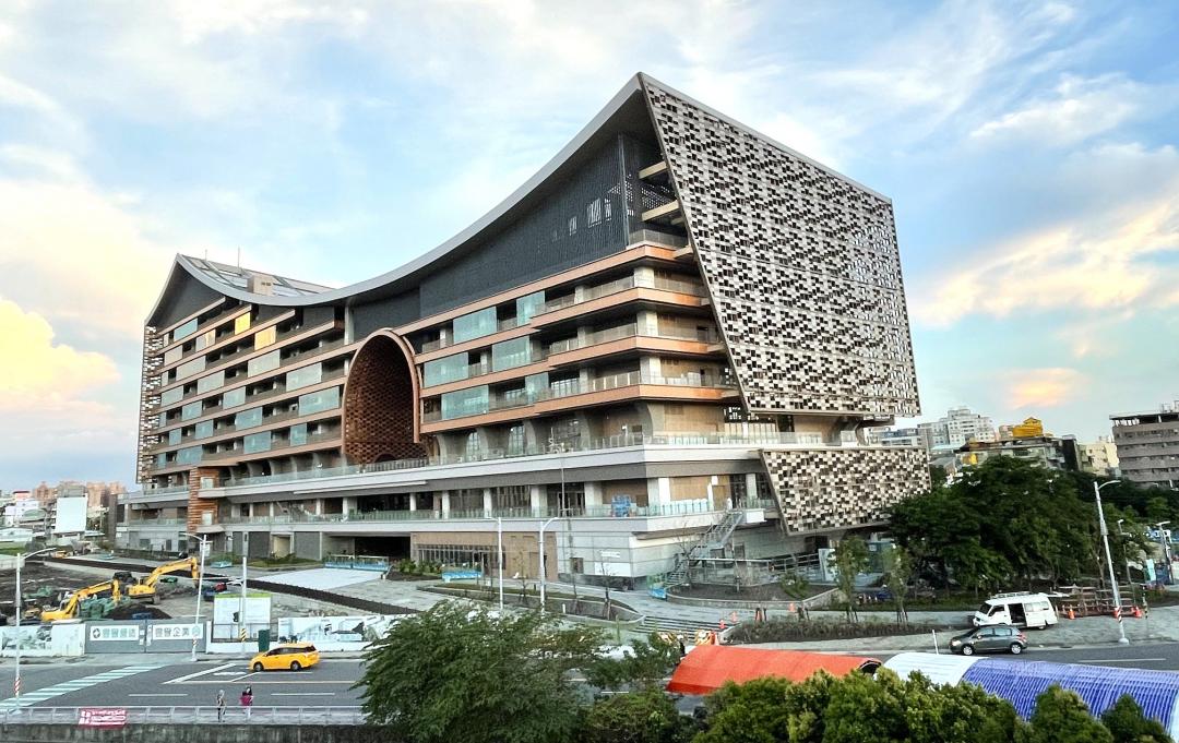 高市府推動鳳山站區周圍重劃開發與改善交通路網，曹謹路也即將於9月底完工打通，並將設置接送區，方便旅客上下車，有利提高站區交通便利性。