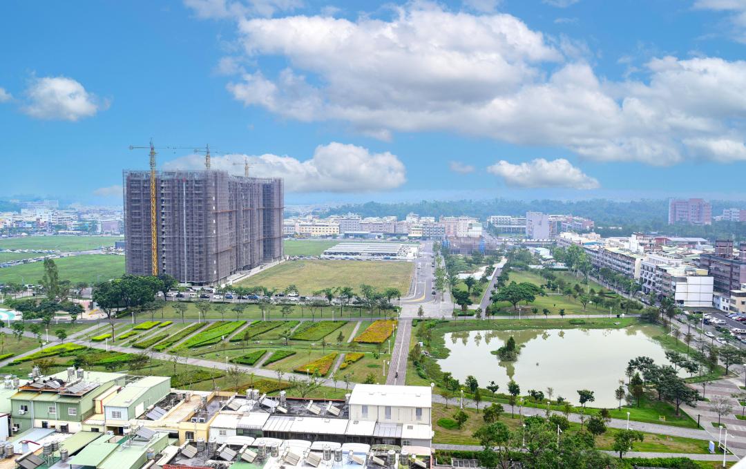 高市府地政局將於9月17日進行第3季開發區土地標售,共計推出5標5筆優質建地,其中小港89期重劃區1筆973坪商三土地,臨松園一路,距小港森林公園僅約100公尺,形狀方正易規劃。(圖:高市府地政局提供)