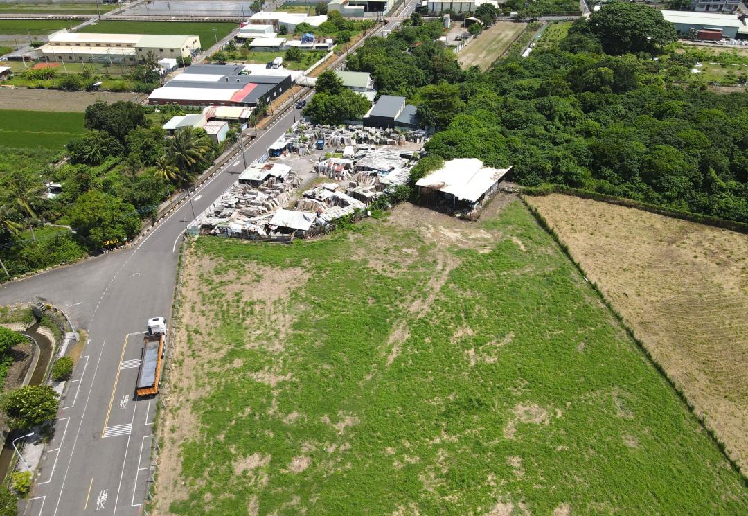 高大特區釋出1筆住三土地,面積約1000坪,臨大學東路,擁有高雄大學第一排景觀,近中山高中及家樂福商圈。(圖:高市府地政局提供)