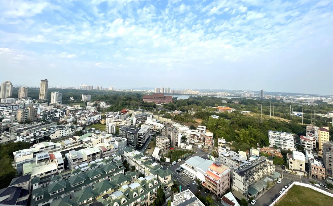 鳥松區坐擁廣達375公頃的澄清湖風景區,綠地廣闊、環境優美,據財團法人聯合徵信中心統計,今年第2季高雄市房貸申請案件,以鳥松區房貸平均鑑估值最高達1749.7萬元。