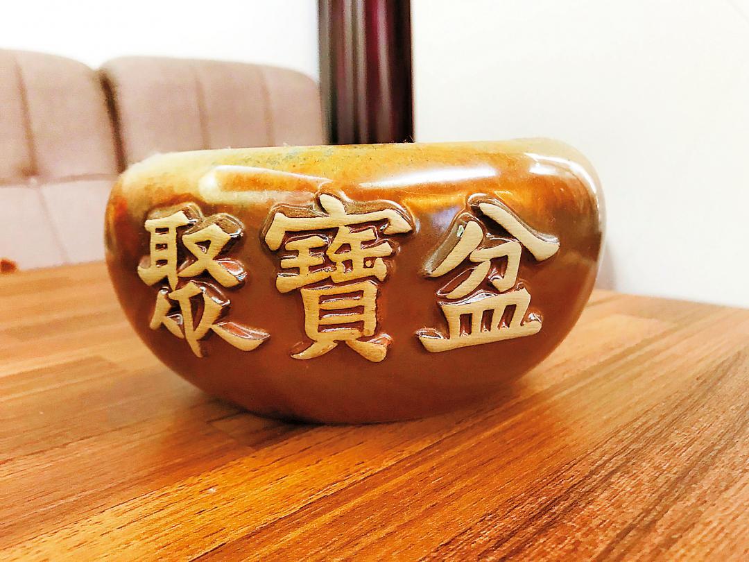 聚寶盆寓意招財納福、財源滾滾。