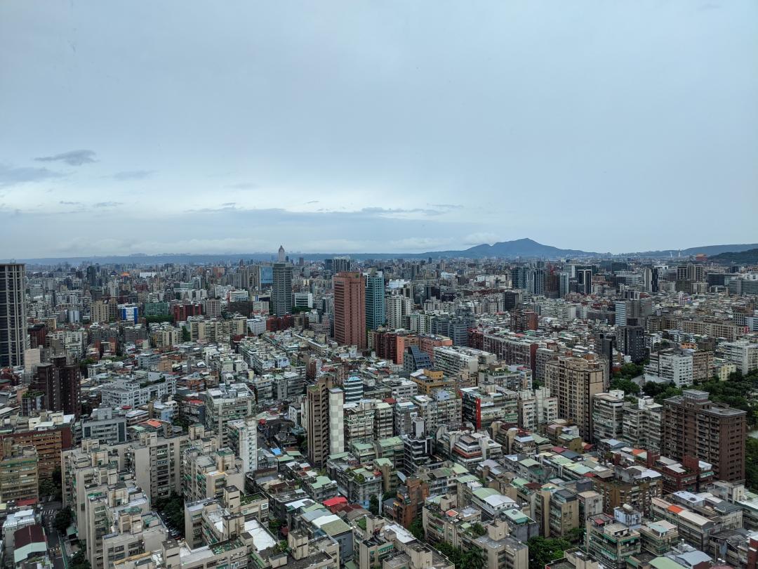 台南先前受科技業發展大熱之惠，市場表現火熱，又適逢重劃區交屋潮，因此2023下半年到2024上半年，幾乎衝出了升格直轄市以來的最大量。(圖/台灣房屋提供)