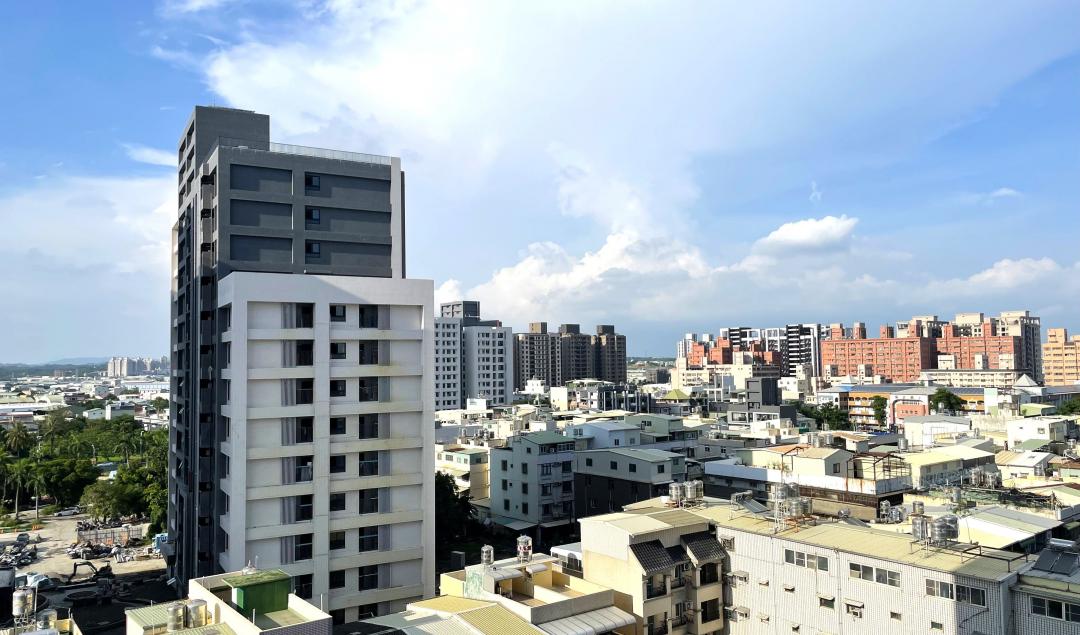 位於鳳山華鳳特區緊鄰鳳山熱帶園藝試驗所的411戶「鳳松安居」與320戶「鳳誠安居」合計規劃達731戶,可望年底前完工。