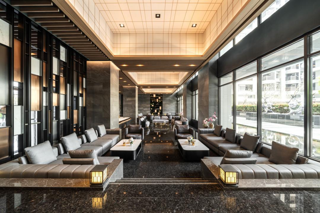 南台南副都心達麗建設「松丹達麗」綠意景觀輕豪宅大樓新完工,樓層規劃地上15層、地下3層,採2~3房規劃,主推26~36坪的2+1~3房,社區共604戶,由日本建築師丹下憲孝規劃外觀,安縵風的接待門廳特別設置降版下沉式交誼廳,展現空間不凡氣勢。(圖:業者提供)