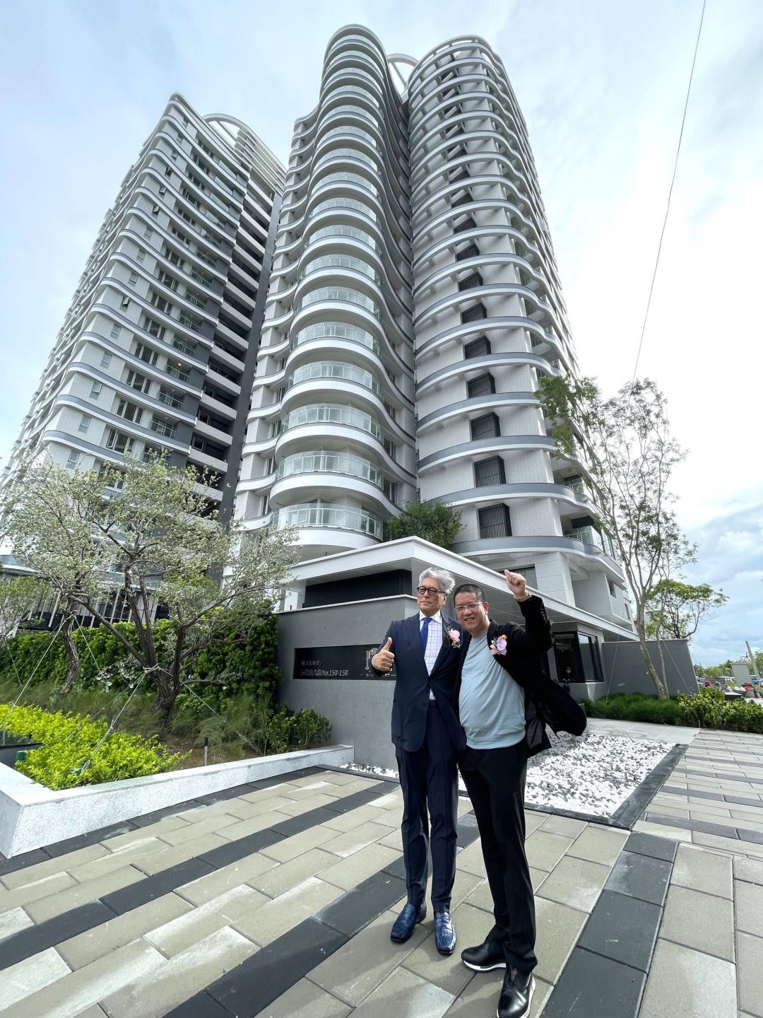 泰嘉開發九份子築城NO.7作品、國際建築大師丹下憲孝(圖左)設計之「泰嘉璞日」,丹下憲孝承襲其父國寶級建築師丹下健三的現代主義精神,同時融合當代生活所需的流動性與空間溫度。