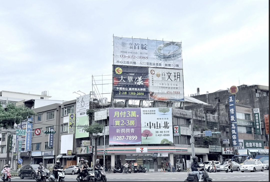 住展風向球8月燈號依然是代表衰退的黃藍燈，分數下滑至35.4分，是疫情時期後的最差表現。（住展提供）