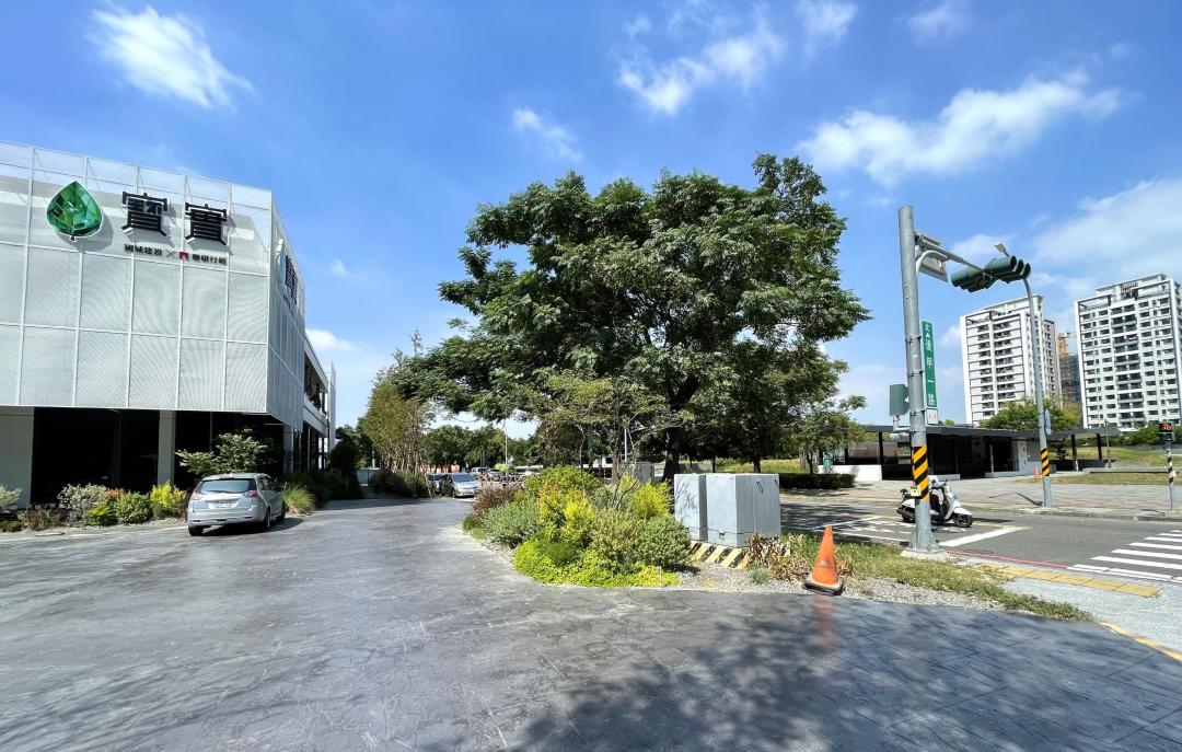 南市東區平實營區重劃區,坐擁南紡購物中心商圈、捷運平實轉運站與廣達2.1萬坪平實公園綠地,成為「蛋黃區中的蛋黃」。