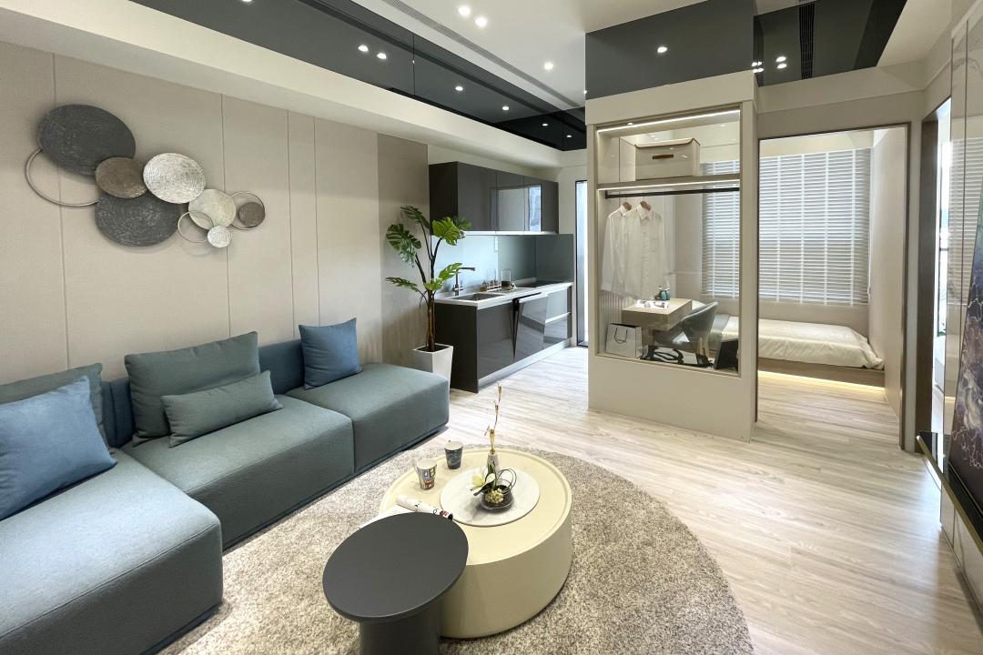 配偶相互贈與房產免課贈與稅，但必須先到國稅局申報贈與稅，取得證明書後才得以移轉。