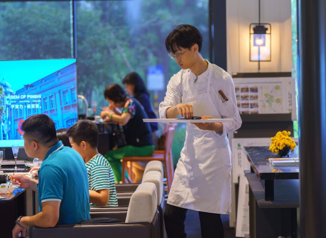 「國城寳實」延續高雄「定潮」頂級豪宅的模式,引進全日餐廳與專業餐飲資源,實現更全面的居住價值與高端生活美學。(圖:業者提供)