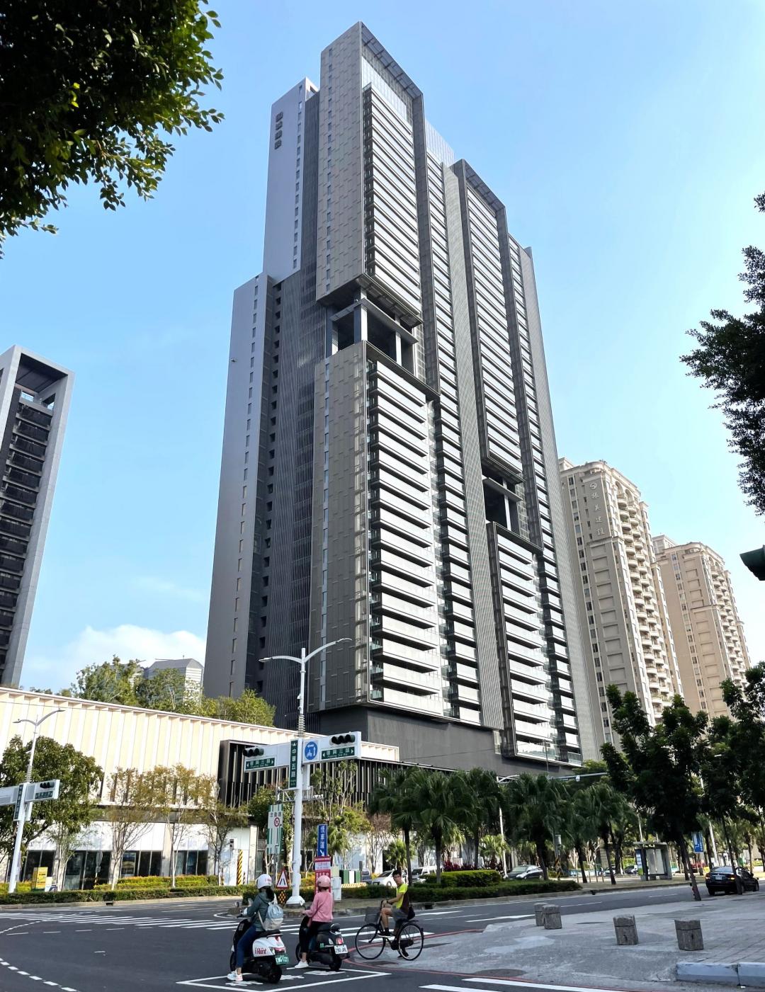 高雄亞灣區的「國城定潮」今年3月揭露兩筆單價6字頭交易,其中38樓單價以65.04萬、總價1.1億元成交。