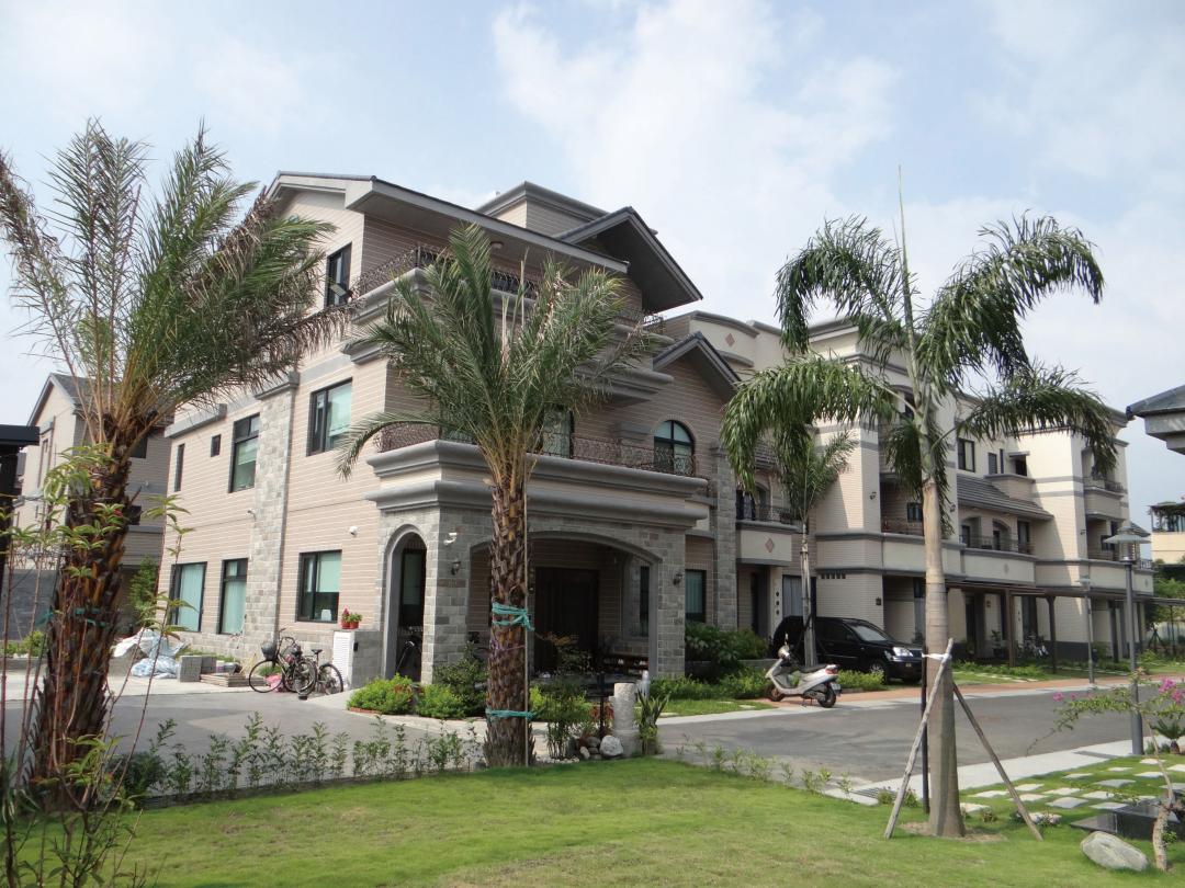 大地坪規劃的集村農舍別墅產品，每戶地坪約達百坪，為低層廣體別墅設計取向，形塑歐美莊園般的居住氛圍，因此深受南科主管與高階工程師喜愛。(圖:鄉景建設提供)