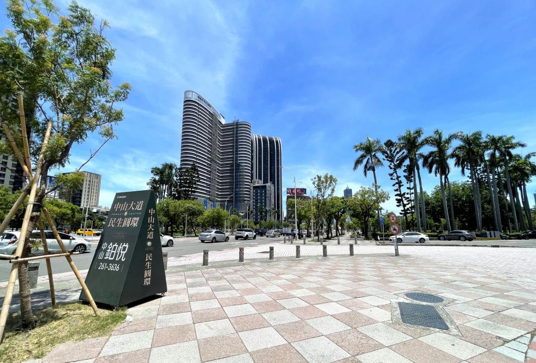 興富發集團在高市中山民生圓環新推出的「中山鉑悦」超高層預售大樓案,業者推出贈全屋百萬裝修優惠,迅速吸引買氣匯聚,目前實價登錄已達268戶,約近社區總戶數551戶的5成,單坪最高實登價已達60.63萬元。