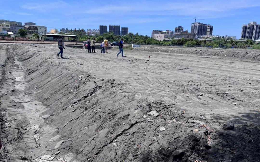 高雄農地遭挖掘堆置廢棄物開罰並加強查緝,土資廠商紛紛因擔心遭政府加強稽查,因此不願收受營建廢土,連帶影響一些正開挖地下室的工地被迫停工,成為連帶受害者。(圖:高市府提供)