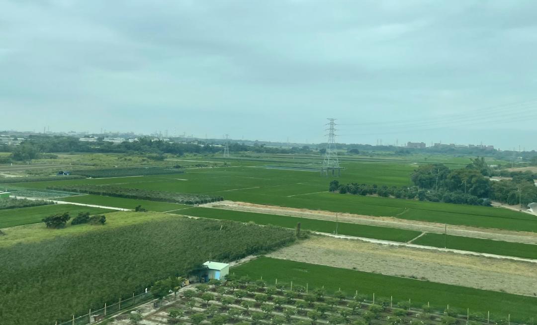 即使農地目前一直農用且申請課徵田賦,但必須注意農地有不少情形會遭改課地價稅,若是未注意而將農地違規使用,甚至農地周圍的公共設施完成,都會改課高額地價稅!