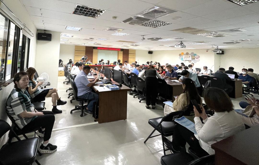 高市府地政局今(17)日上午進行114年度第3季開發區土地標售，共計推出5標5筆優質建地，但建商觀望態度濃厚，開標結果僅標脫仁武與高大特區共2筆都不到50坪的小面積土地。