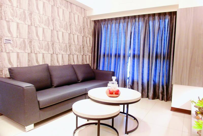 內政部建築研究所呼籲，窗簾、捲簾、布幕、地毯及廣告板等軟性材料，建議選用具防焰標示產品。（資料照）