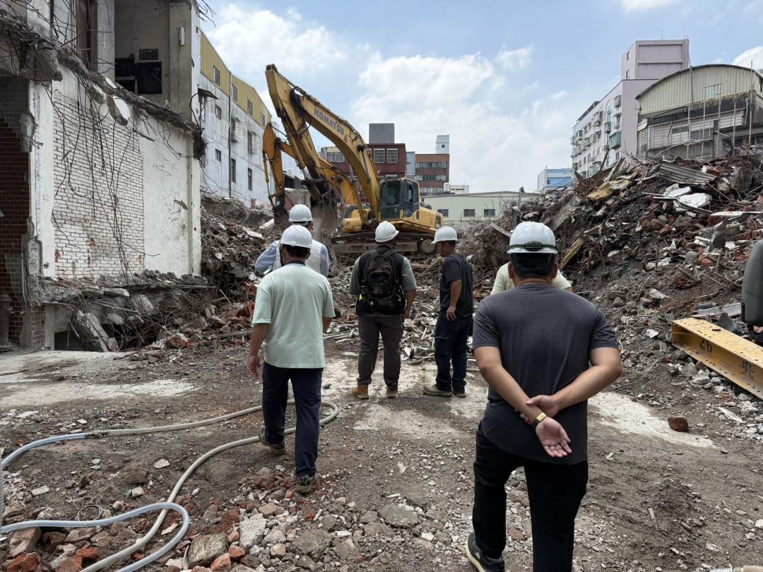 桃園中壢一處工地進行拆除工程時，發生挖土機事故，勞檢處今至現場調查發現有違法情形，依規定開罰。（桃園勞檢處提供）