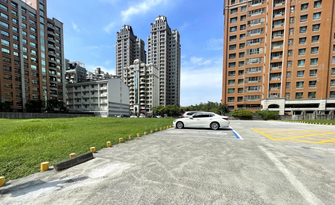 8月底傳出美術館44期重劃區美術南三路旁，一筆面積約811.5坪住五土地，以每坪約215萬元高價成交，總價約17.45億元。