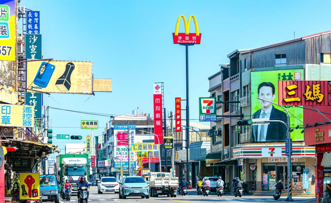 仁德鬧區商圈熱鬧繁榮，透過中山高仁德交流道與台86線快速路網，迅速連結東區南紡購物中心、各大商圈與大片公園綠地，同時因地段優勢與交通便利前景，帶動3字頭輕豪宅市場崛起。(圖:業者提供)