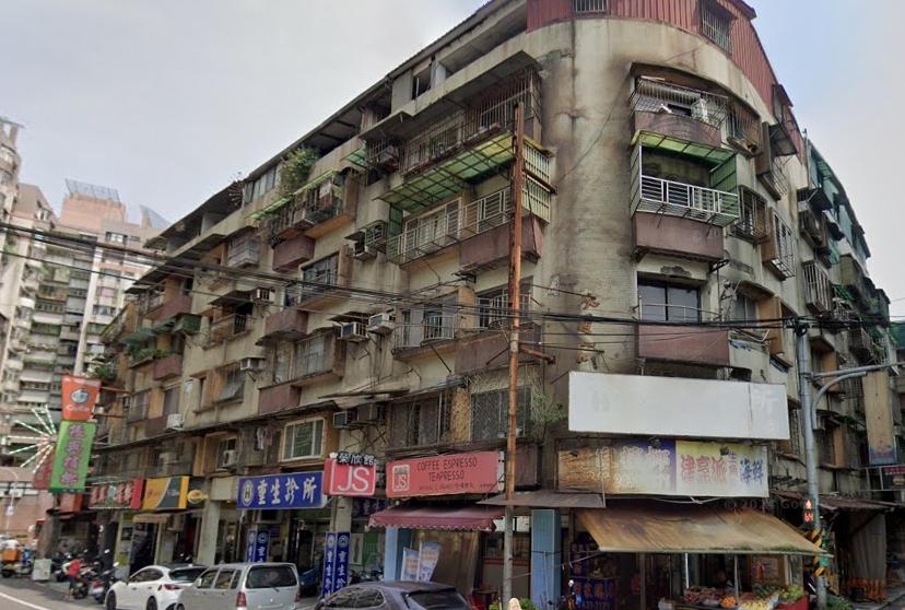 基隆市仁愛區成功一路「聯宏社區」屋齡逾45年，結構老化嚴重，去年花蓮強震後更出現鋼筋裸露、外牆磁磚剝落等情況。(圖/取自GOOGLE街景)