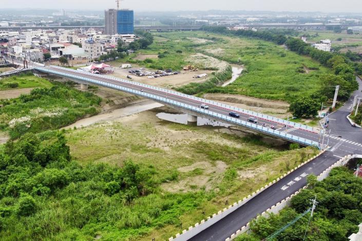 永康及新化區往返的重要過境道路的新灣橋，橋梁使用已超過45年，南市府獲中央補助拆除舊橋原地闢建新橋終於完工，透過改建打通在地交通瓶頸，連結台39省道、市道180甲線與南科將更順暢。(圖:台南市府工務局提供)