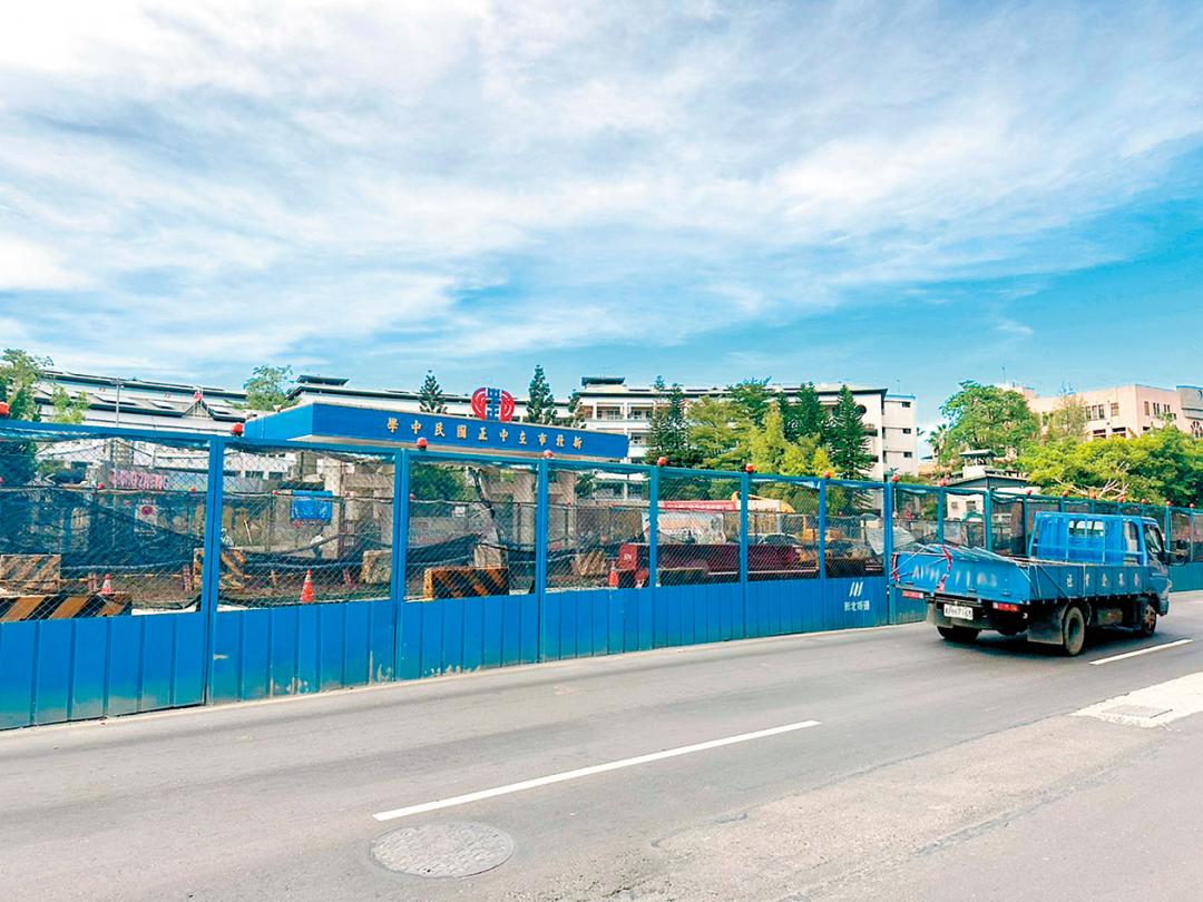 捷運LG10站施工中，交通利多待發。