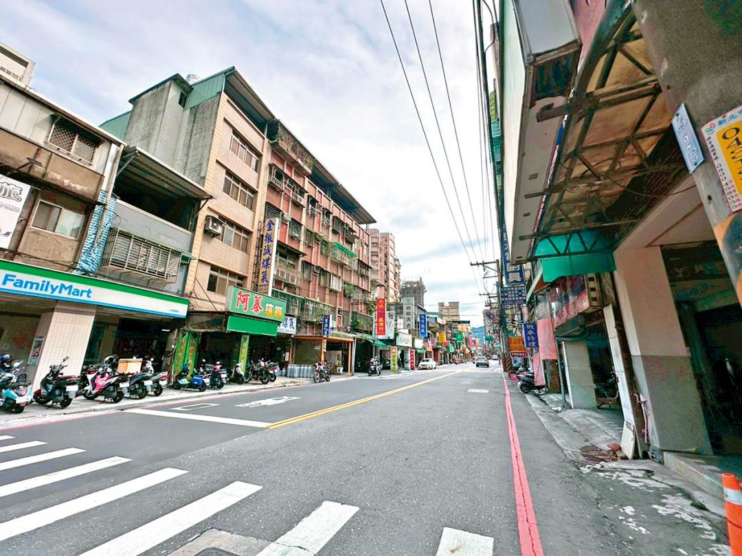 周邊餐飲林立，商圈活絡。