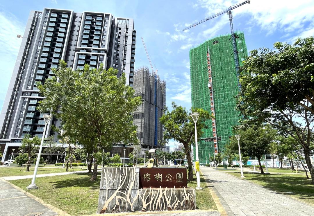 中都榕樹公園生活圈擁綠地、水景優質居家環境，迅速連結美術館園區，帶動高質感住宅大樓市場蓬勃成長。