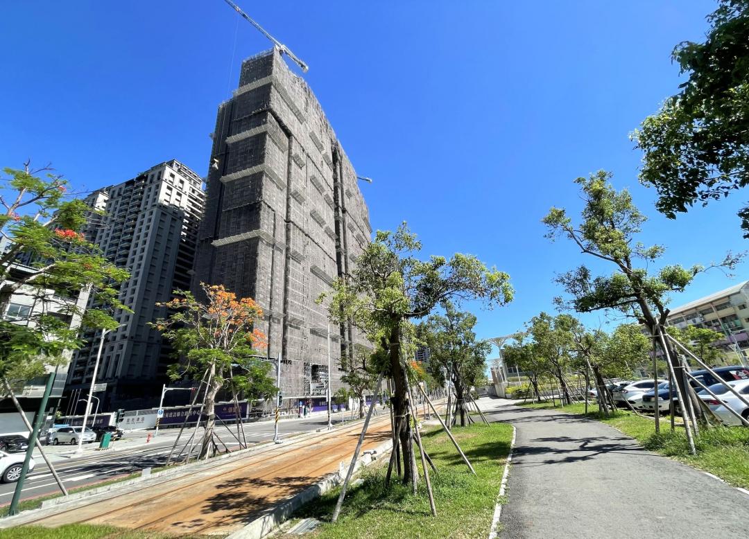 鋼骨耐震結構仍以超高層豪宅大樓為主流，在營造成本持續飆漲的情況下，鋼骨建築也成為稀有產品。