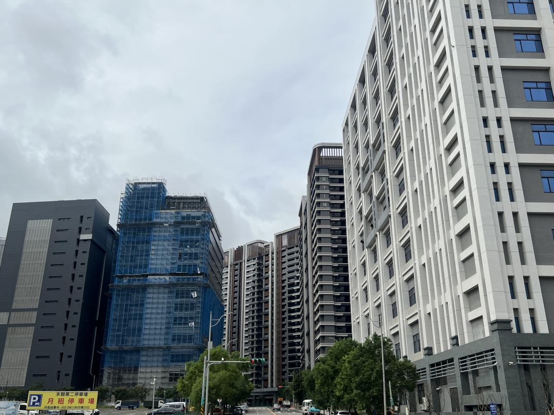 桃園市8月「買賣移轉登記案件數」較上月下跌17.4%，整體交易量仍未回升至年均水準。
