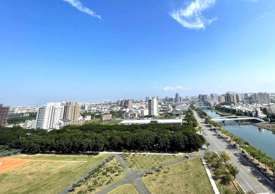 今年第四季上市櫃建商在北高雄積極推案，楠梓區高大特區也成為兵家必爭的推案主戰場。
