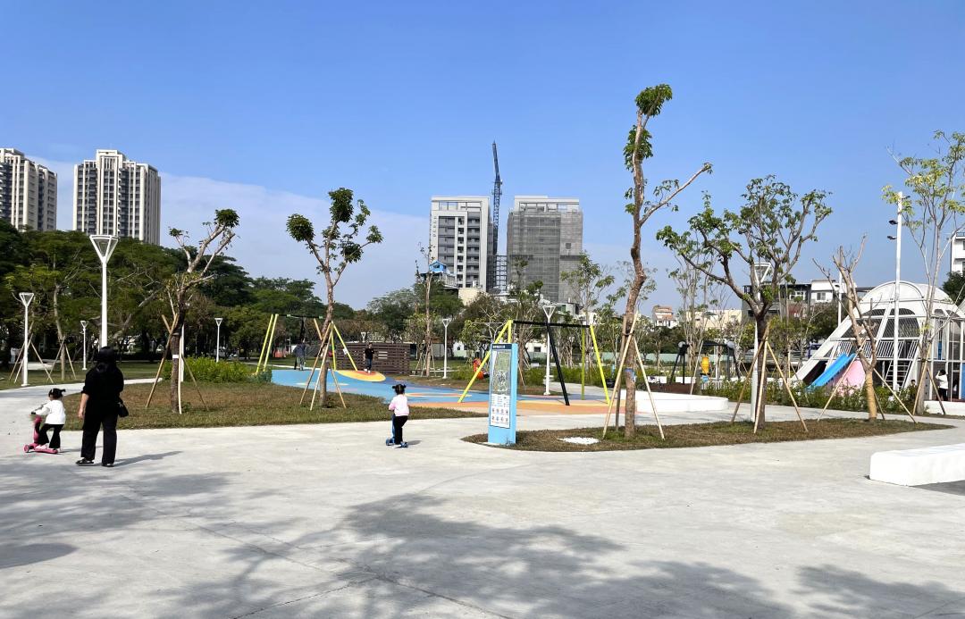 藍田公園規劃成為全台最大鹽山主題特色公園，完工後周末假日吸引許多家長帶著小朋友前來同樂，成為高大特區人氣最高的休憩活動場域。目前藍田公園周圍吸引多家品牌建商推出公園概念宅，新案售價帶也將站4字頭。
