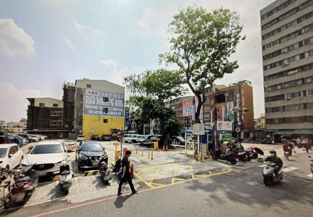 高市府交通局新公告將招商2筆位於該生活圈三多二路、廣州一街的都市更新土地，基地合計達1472坪的商五與住三土地，適合規劃高質感大樓。(圖:翻攝Google Maps街景)