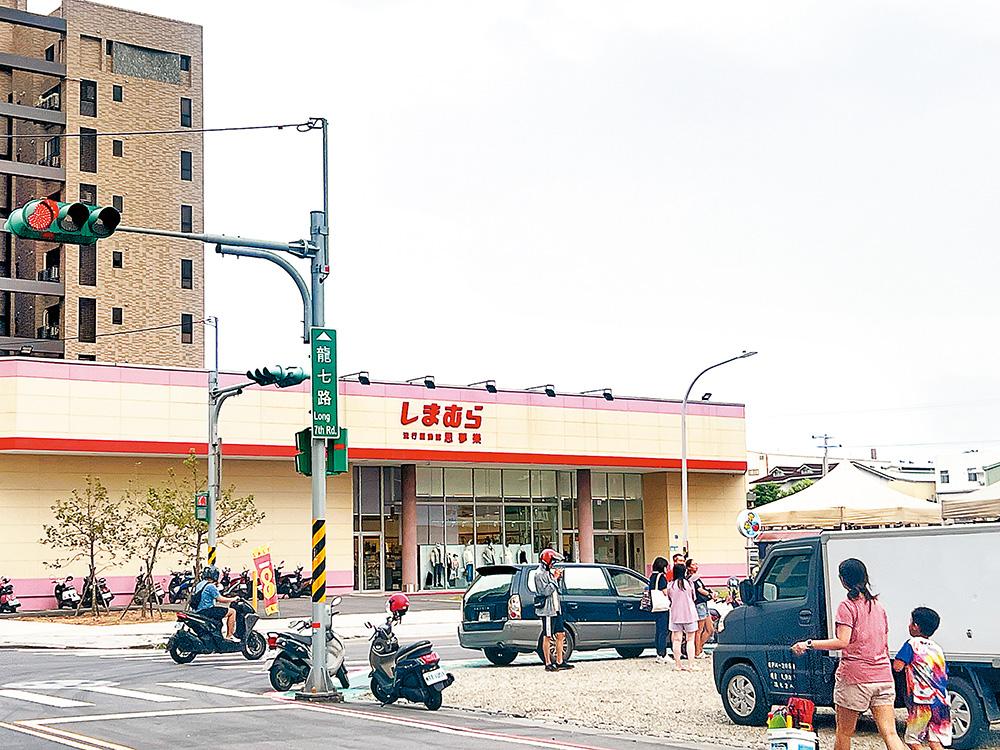 區內有思夢樂商場，多數居民會到舊市區採買。