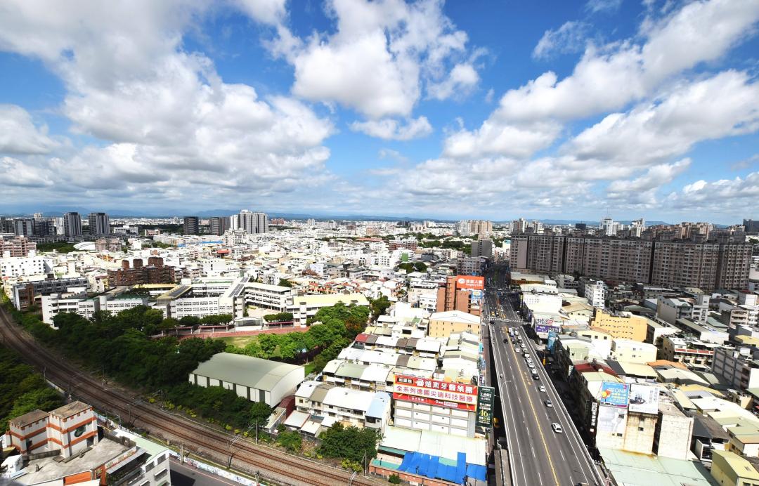 永康鐵路地下化後將增設康橋地下站，目前鄰近的永康東橋重劃區新案售價帶已站4字頭，在市立總圖設置與永康創意設計園區推動建設，永康鐵路地下化將打通交通瓶頸。