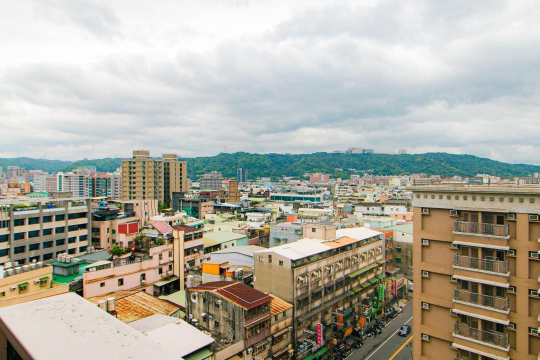 網友說下新莊雖然生活機能成熟，但人口密度高、環境吵雜，道路仰賴中正路單一路軸支撐，也缺乏國道銜接。(圖/資照料，永慶房屋提供)