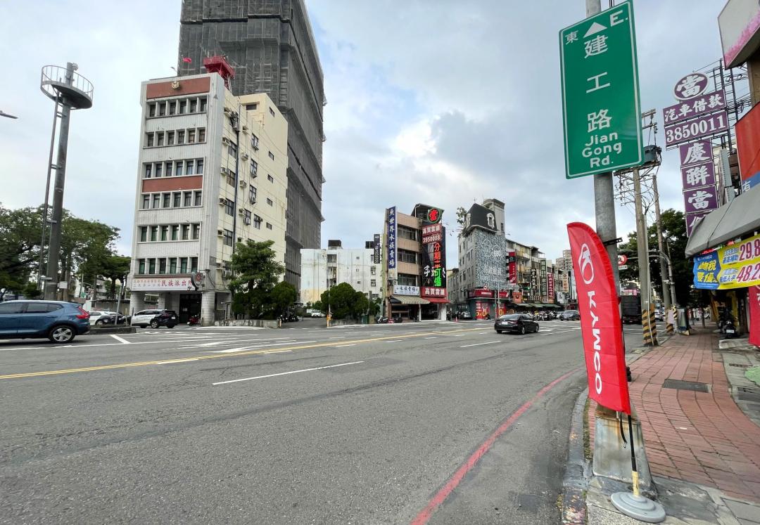 距農16大順商圈約10分鐘車程的三民區建工、鼎山商圈一帶，新建案每坪價格落在40萬區間帶上下，吸引不少自住族關注。