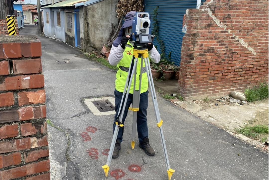 南市府地政局114年度地籍圖重測結果，今年度重測10個地區，共計辦理土地22,043筆，自10月1日起至10月31日止辦理公告。公告期滿無異議，地政事務所即依公告結果辦理土地標示變更登記，並於11月起陸續通知所有權人換發土地權狀。(圖:南市府地政局提供)