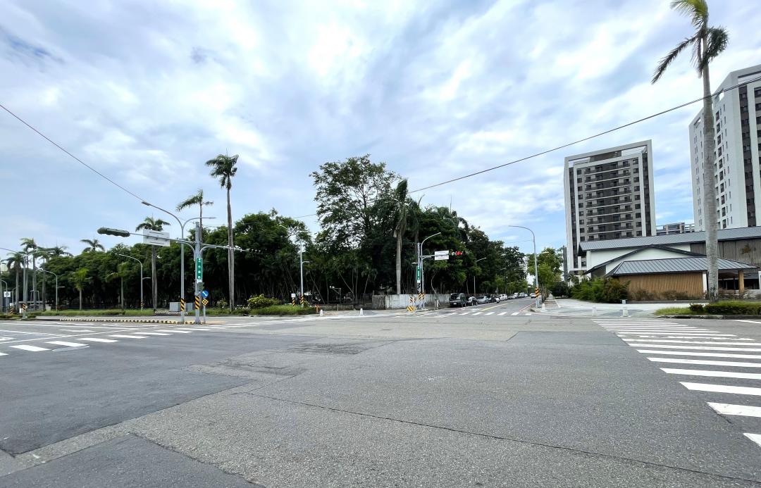 總面積約110.23公頃的「南台南副都心」計畫，目前該區生產路文教用地將招商小巨蛋，加上2.3公頃商四商業設施促參案正招商開發，由好市多獲得最優申請人，也傳出家樂福預計在生產路設置賣場，可望帶動商圈成長。