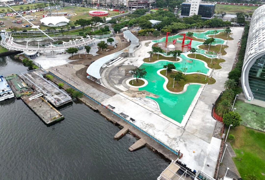 高市府為提供更有趣、更完善的戲水活動場域，啟動「亞灣濱海景觀綠帶串聯及再造計畫」，今年預計擴大戲水遊戲面積達約2.94公頃，新增滑水道、水上鞦韆等各式親水設施，目前工程進度約92%，預計於10月完工，以提供市民一處戲水消暑的活動場域。(圖:高市府工務局提供)