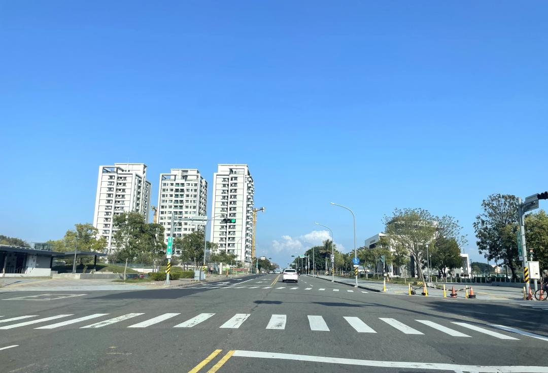 獲「台南版信義計畫區」美譽的平實營區重劃區，坐擁佔地2.1萬坪的平實公園，房價均價站穩5字頭，陸續出現6字頭高檔行情。