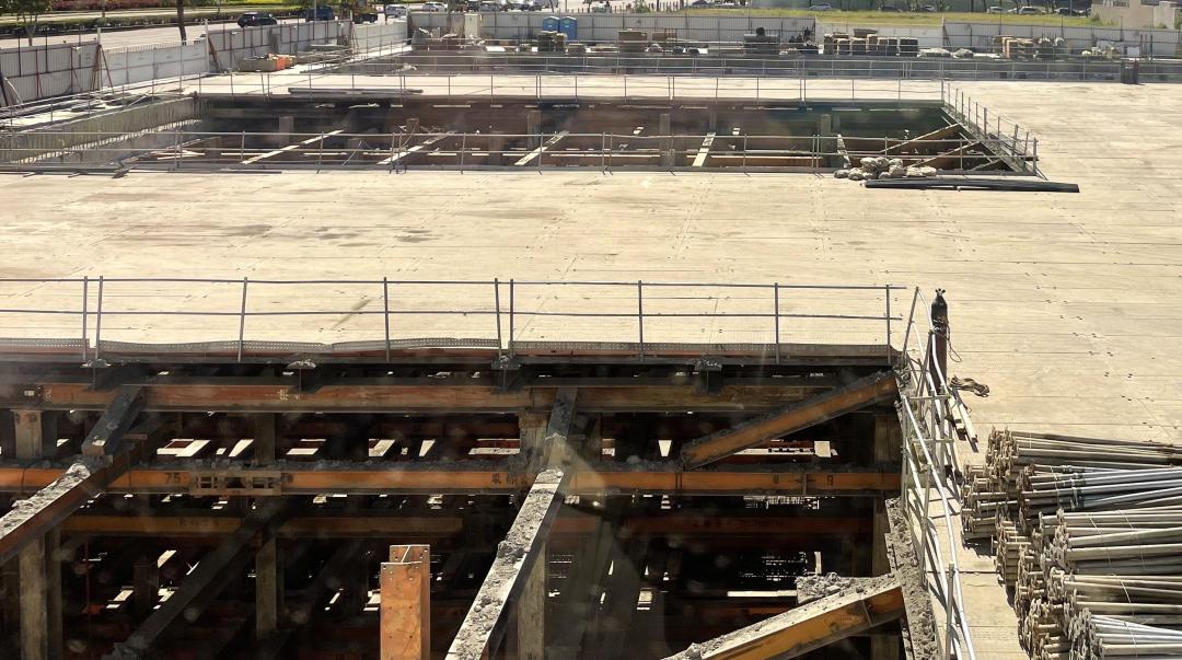 目前土資業者紛拒絕清運高雄營建工地開挖的土方與營建廢棄物，造成不少工地被迫停工已達半個月，甚至連工地開挖臨時水電管路也被迫停擺，讓建商苦不堪言。