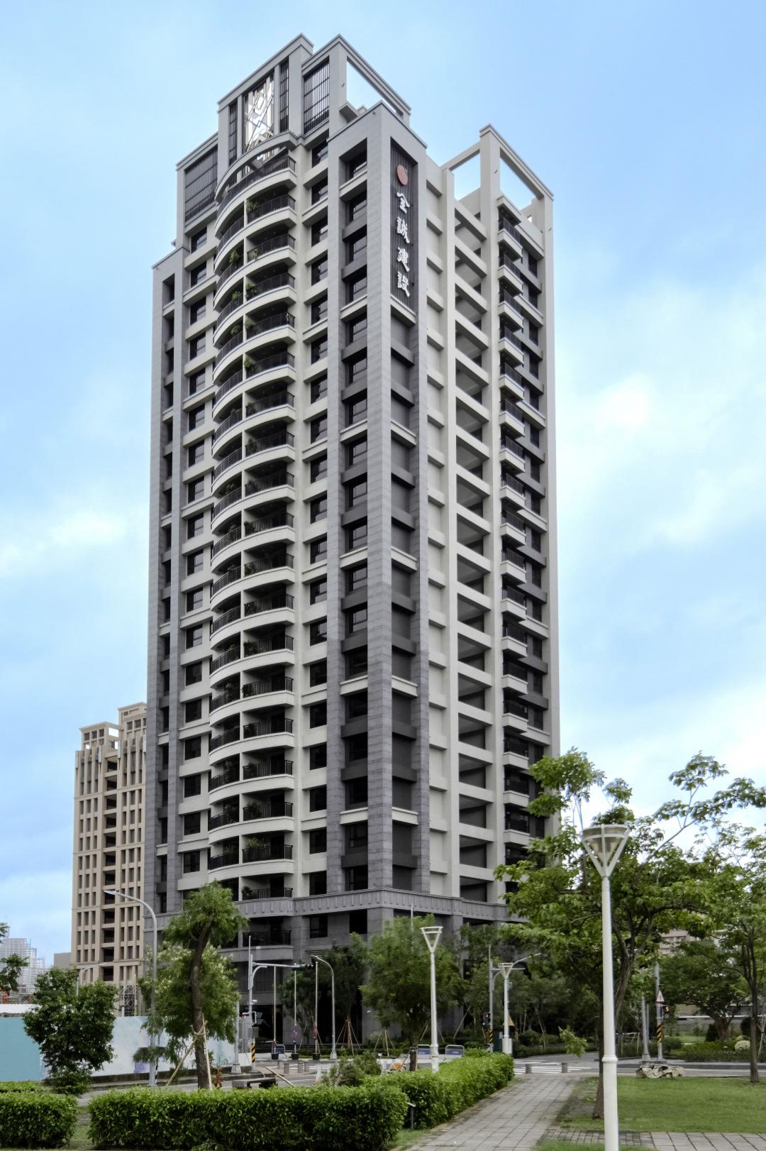 全誠建設在中都榕樹公園旁基地，針對換屋型客層，新完工推出「遠見云峰」超高層換屋型大樓案，採樓高22層、地下3層設計，地下室規劃全平面車位，安排48~59坪的3~3+1房中大尺度空間。(圖:業者提供)